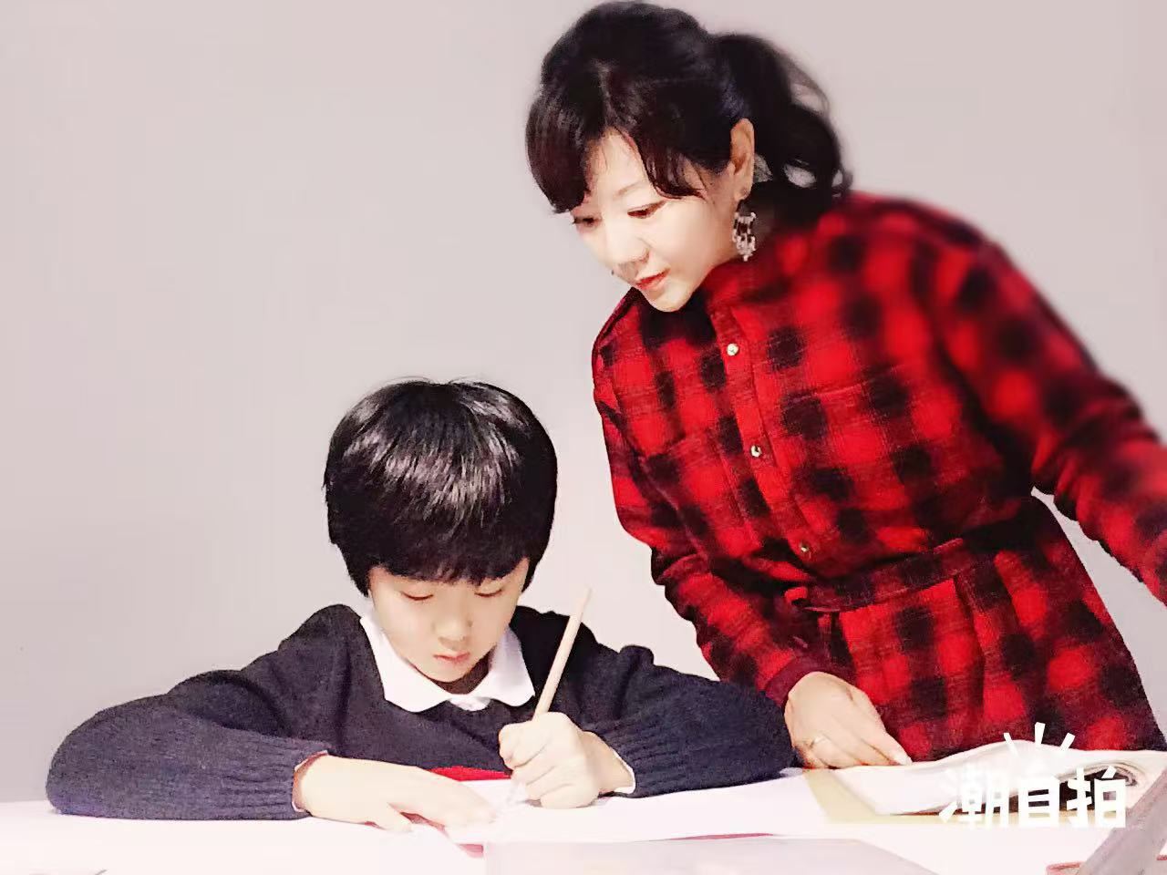 老师辅导儿童学习