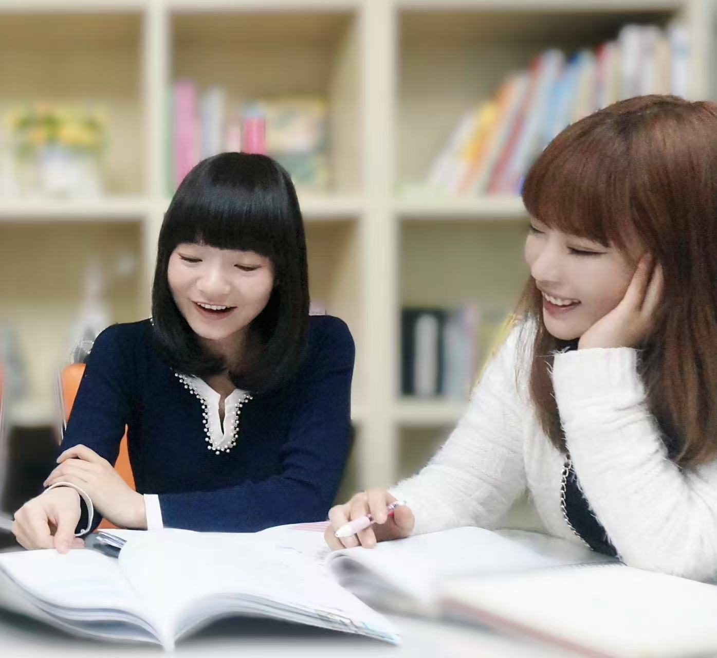 学生们在课堂上交流