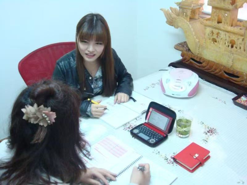 学生使用学习设备