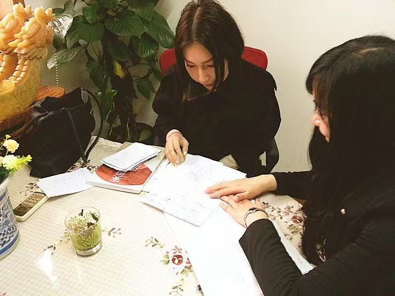 老师和学生讨论学习资料