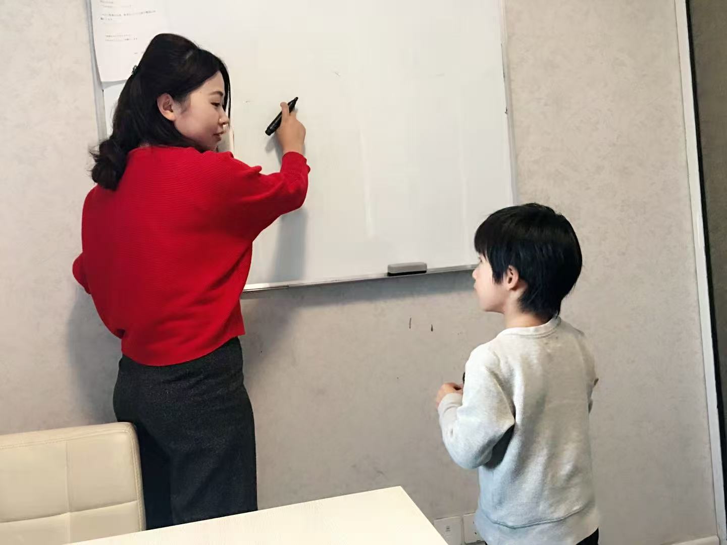 老师在白板上教学儿童