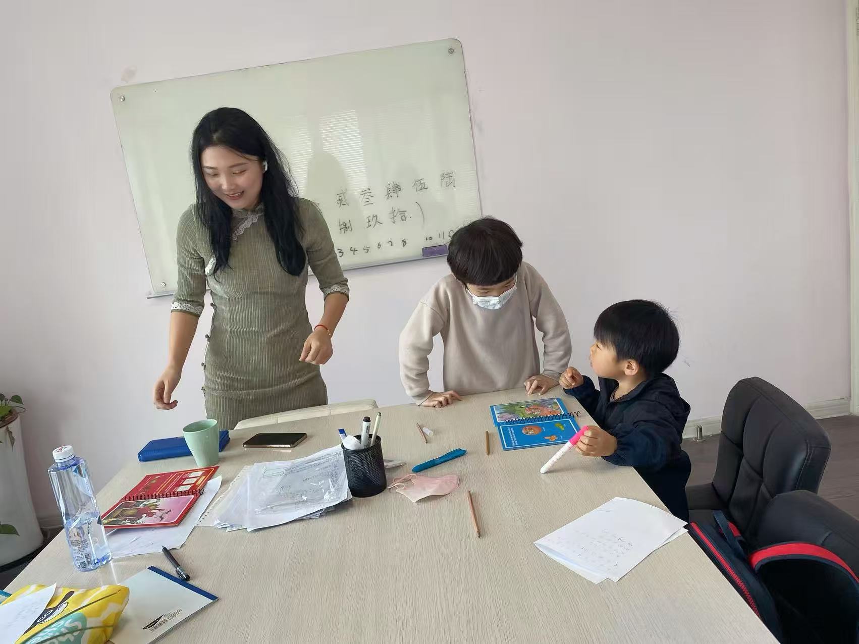 老师与儿童学生互动