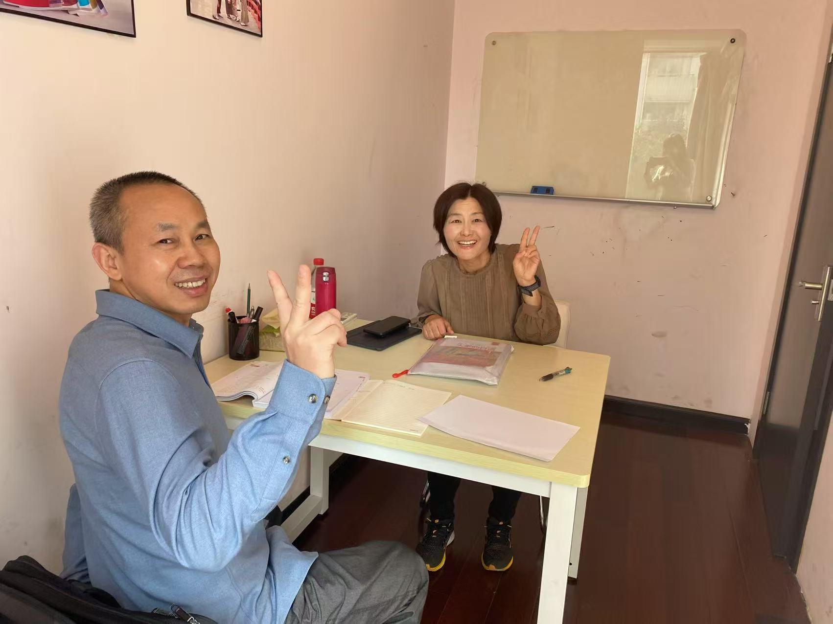 学生们在课堂上